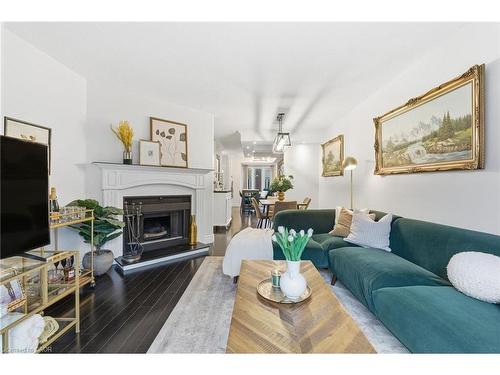 614-895 Maple Avenue, Burlington, ON - Indoor Photo Showing Living Room With Fireplace