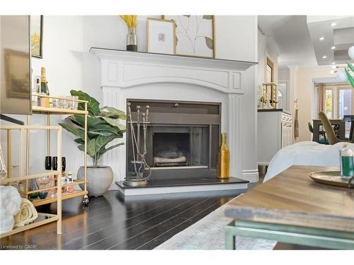 614-895 Maple Avenue, Burlington, ON - Indoor Photo Showing Living Room With Fireplace