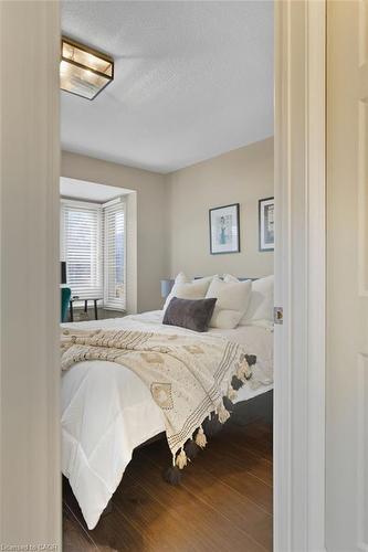 614-895 Maple Avenue, Burlington, ON - Indoor Photo Showing Bedroom