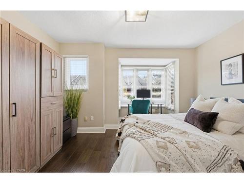 614-895 Maple Avenue, Burlington, ON - Indoor Photo Showing Bedroom