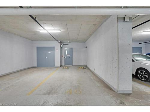 3313-60 Frederick Street, Kitchener, ON - Indoor Photo Showing Garage
