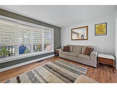 107 Billington Crescent, Hamilton, ON - Indoor Photo Showing Living Room