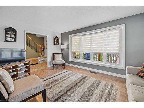 107 Billington Crescent, Hamilton, ON - Indoor Photo Showing Living Room