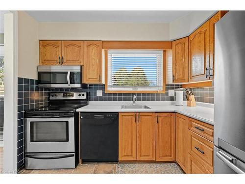 107 Billington Crescent, Hamilton, ON - Indoor Photo Showing Kitchen