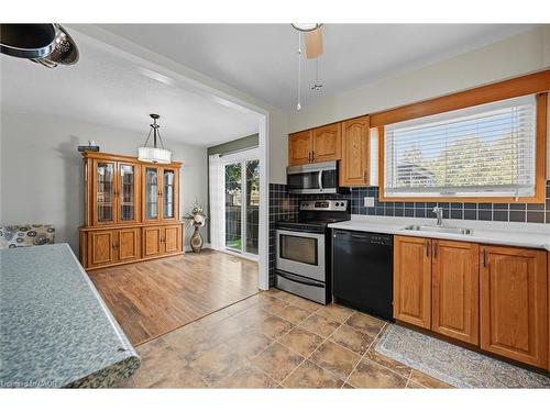 107 Billington Crescent, Hamilton, ON - Indoor Photo Showing Kitchen