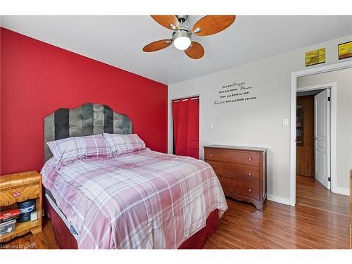 107 Billington Crescent, Hamilton, ON - Indoor Photo Showing Bedroom