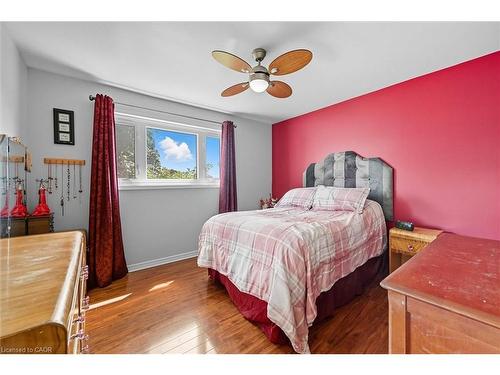 107 Billington Crescent, Hamilton, ON - Indoor Photo Showing Bedroom