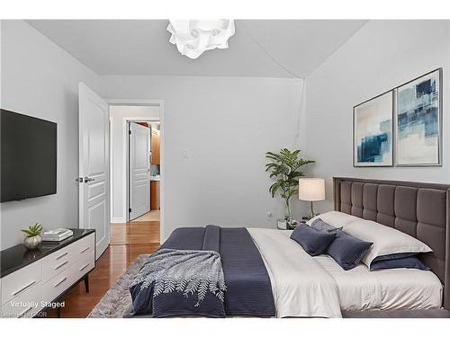 107 Billington Crescent, Hamilton, ON - Indoor Photo Showing Bedroom