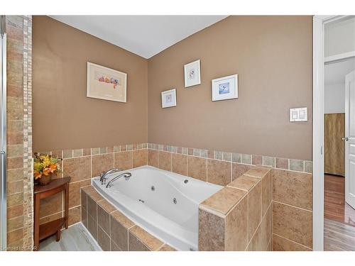 107 Billington Crescent, Hamilton, ON - Indoor Photo Showing Bathroom