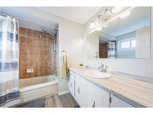5 Bing Crescent, Stoney Creek, ON - Indoor Photo Showing Bathroom