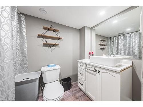 5 Bing Crescent, Stoney Creek, ON - Indoor Photo Showing Bathroom