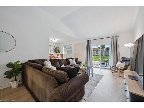 7 Peter Court, Cambridge, ON - Indoor Photo Showing Living Room