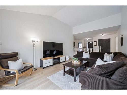 7 Peter Court, Cambridge, ON - Indoor Photo Showing Living Room