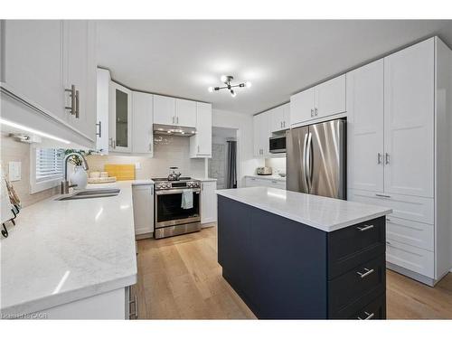 7 Peter Court, Cambridge, ON - Indoor Photo Showing Kitchen With Upgraded Kitchen