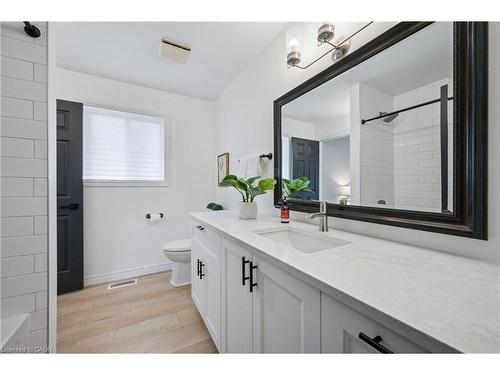 7 Peter Court, Cambridge, ON - Indoor Photo Showing Bathroom