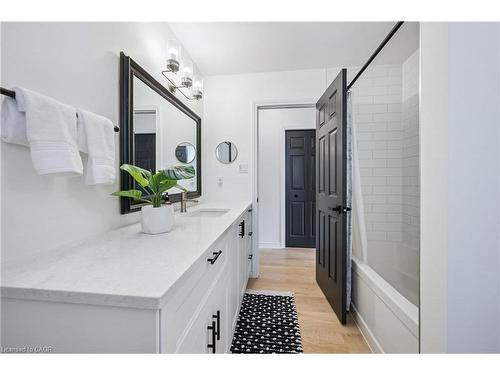 7 Peter Court, Cambridge, ON - Indoor Photo Showing Bathroom