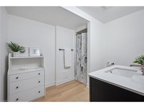 7 Peter Court, Cambridge, ON - Indoor Photo Showing Bathroom