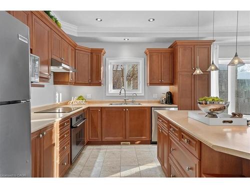 559 Chesapeake Drive, Waterloo, ON - Indoor Photo Showing Kitchen With Double Sink