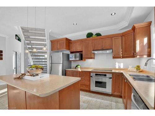 559 Chesapeake Drive, Waterloo, ON - Indoor Photo Showing Kitchen With Double Sink