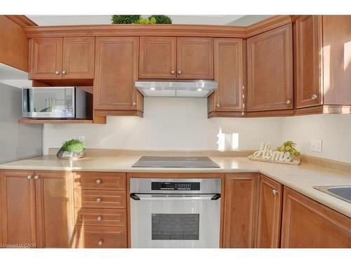 559 Chesapeake Drive, Waterloo, ON - Indoor Photo Showing Kitchen