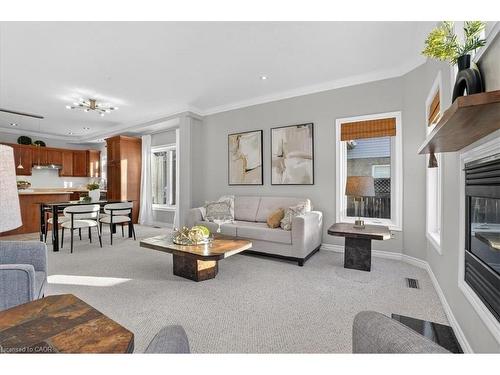 559 Chesapeake Drive, Waterloo, ON - Indoor Photo Showing Living Room