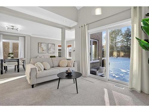 559 Chesapeake Drive, Waterloo, ON - Indoor Photo Showing Living Room