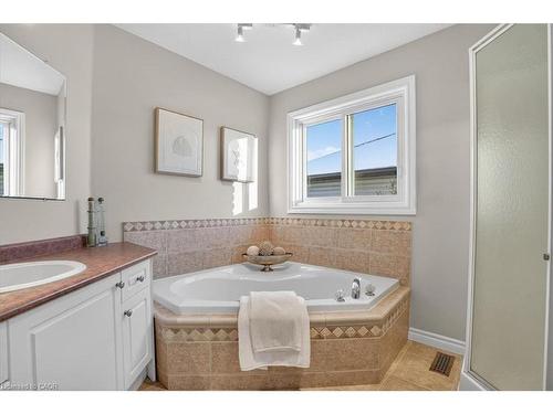 559 Chesapeake Drive, Waterloo, ON - Indoor Photo Showing Bathroom