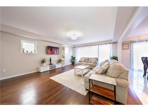 335 Falling Green Crescent, Kitchener, ON - Indoor Photo Showing Living Room