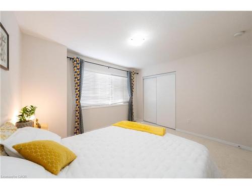 335 Falling Green Crescent, Kitchener, ON - Indoor Photo Showing Bedroom