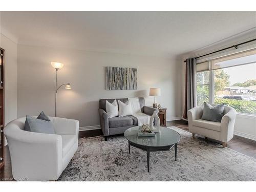 407 Murray Street, Grimsby, ON - Indoor Photo Showing Living Room