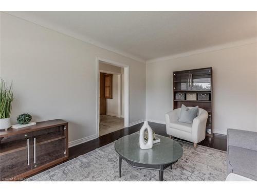 407 Murray Street, Grimsby, ON - Indoor Photo Showing Living Room