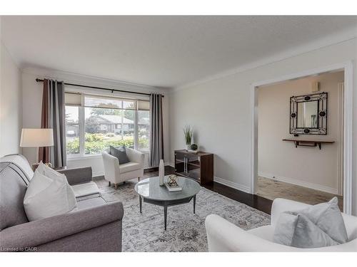 407 Murray Street, Grimsby, ON - Indoor Photo Showing Living Room
