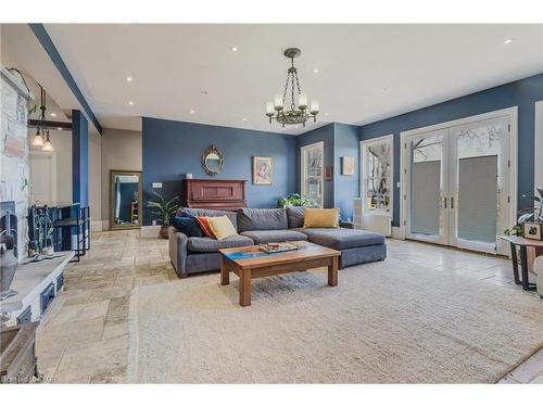 957 Beach Boulevard, Hamilton, ON - Indoor Photo Showing Living Room