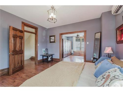 957 Beach Boulevard, Hamilton, ON - Indoor Photo Showing Bedroom