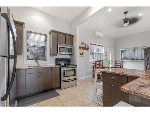 957 Beach Boulevard, Hamilton, ON - Indoor Photo Showing Kitchen