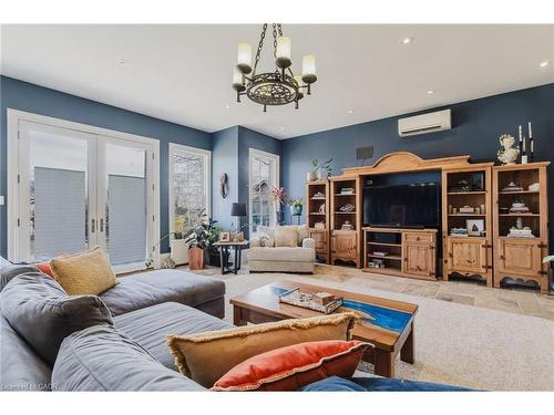 957 Beach Boulevard, Hamilton, ON - Indoor Photo Showing Living Room