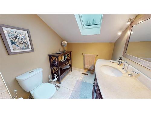 1962 Snake Road, Burlington, ON - Indoor Photo Showing Bathroom