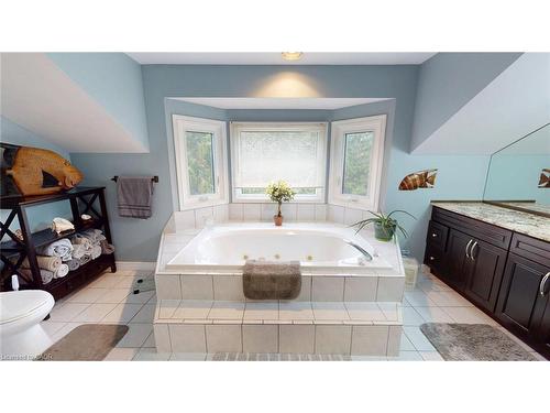 1962 Snake Road, Burlington, ON - Indoor Photo Showing Bathroom