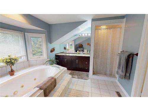 1962 Snake Road, Burlington, ON - Indoor Photo Showing Bathroom