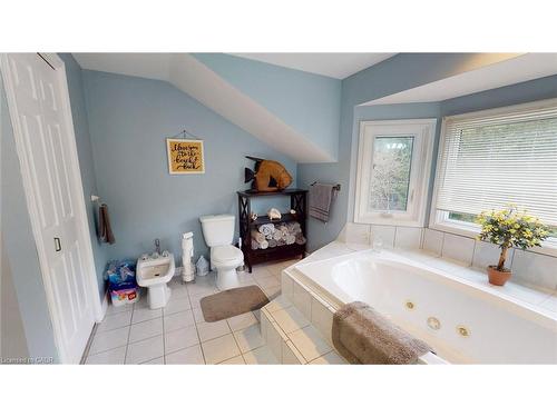 1962 Snake Road, Burlington, ON - Indoor Photo Showing Bathroom