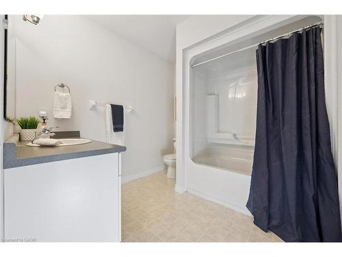17 Terraview Crescent, Guelph, ON - Indoor Photo Showing Bathroom