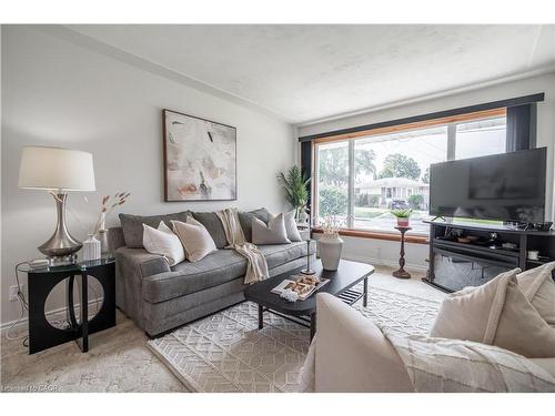 7 Kenwood Crescent, Hamilton, ON - Indoor Photo Showing Living Room