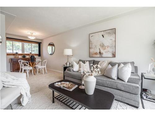 7 Kenwood Crescent, Hamilton, ON - Indoor Photo Showing Living Room