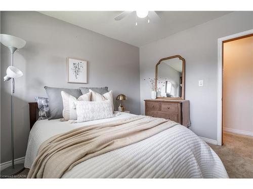 7 Kenwood Crescent, Hamilton, ON - Indoor Photo Showing Bedroom