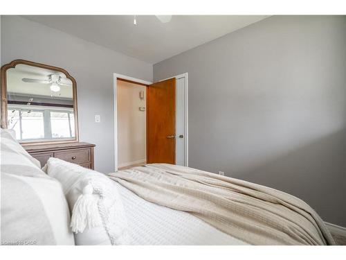 7 Kenwood Crescent, Hamilton, ON - Indoor Photo Showing Bedroom
