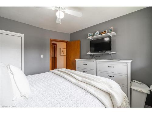 7 Kenwood Crescent, Hamilton, ON - Indoor Photo Showing Bedroom