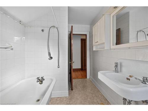 103 Leinster Avenue S, Hamilton, ON - Indoor Photo Showing Bathroom