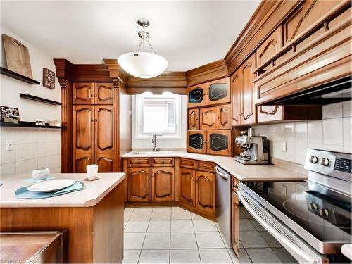 18 Pavarotti Court, Hamilton, ON - Indoor Photo Showing Kitchen