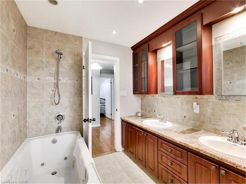 18 Pavarotti Court, Hamilton, ON - Indoor Photo Showing Bathroom