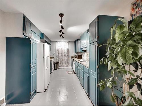 18 Pavarotti Court, Hamilton, ON - Indoor Photo Showing Kitchen